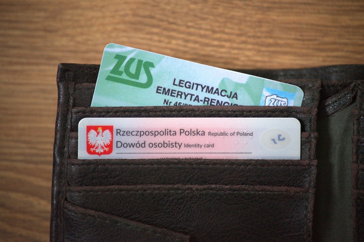 Legitymacja emeryta to klucz do wielu oszczędności. Oprócz bezpłatnych przejazdów oferuje zniżki na różnego rodzaju usługi, które mogą znacznie poprawić jakość życia seniora.