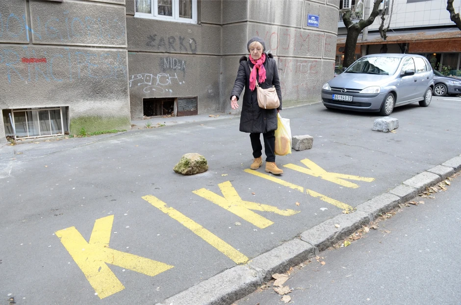 "3K" zabavlja prolaznike u Velbuškoj ulici