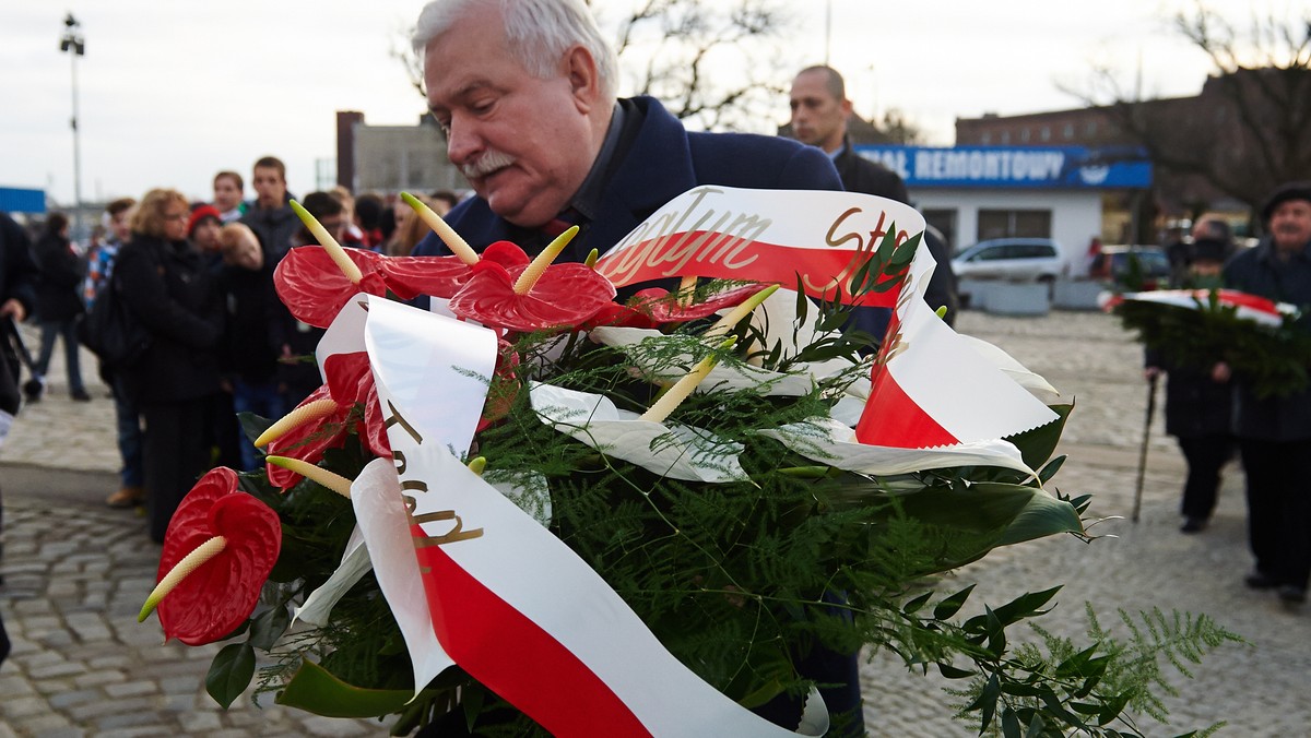 Lech Wałęsa powiedział w Gdańsku, że bez protestów w grudniu 1970 r. nie byłby możliwy zryw solidarnościowy robotników w sierpniu 1980 r. 43. rocznicę Grudnia’70 b. prezydent uczcił składając wieniec pod Pomnikiem Poległych Stoczniowców w Gdańsku.