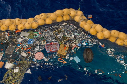 Niesamowite urządzenie 25-latka w końcu skutecznie zbiera śmieci z oceanu