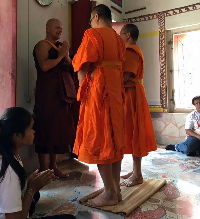 Spotkanie mnicha leśnego z mnichami miejskimi (pomarańczowe szaty)