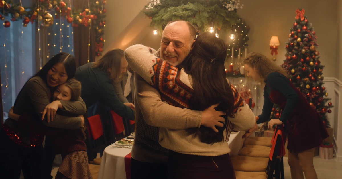 Świąteczne rozmowy, które nie muszą kończyć się kłótnią. Jak uniknąć politycznych sporów przy choince