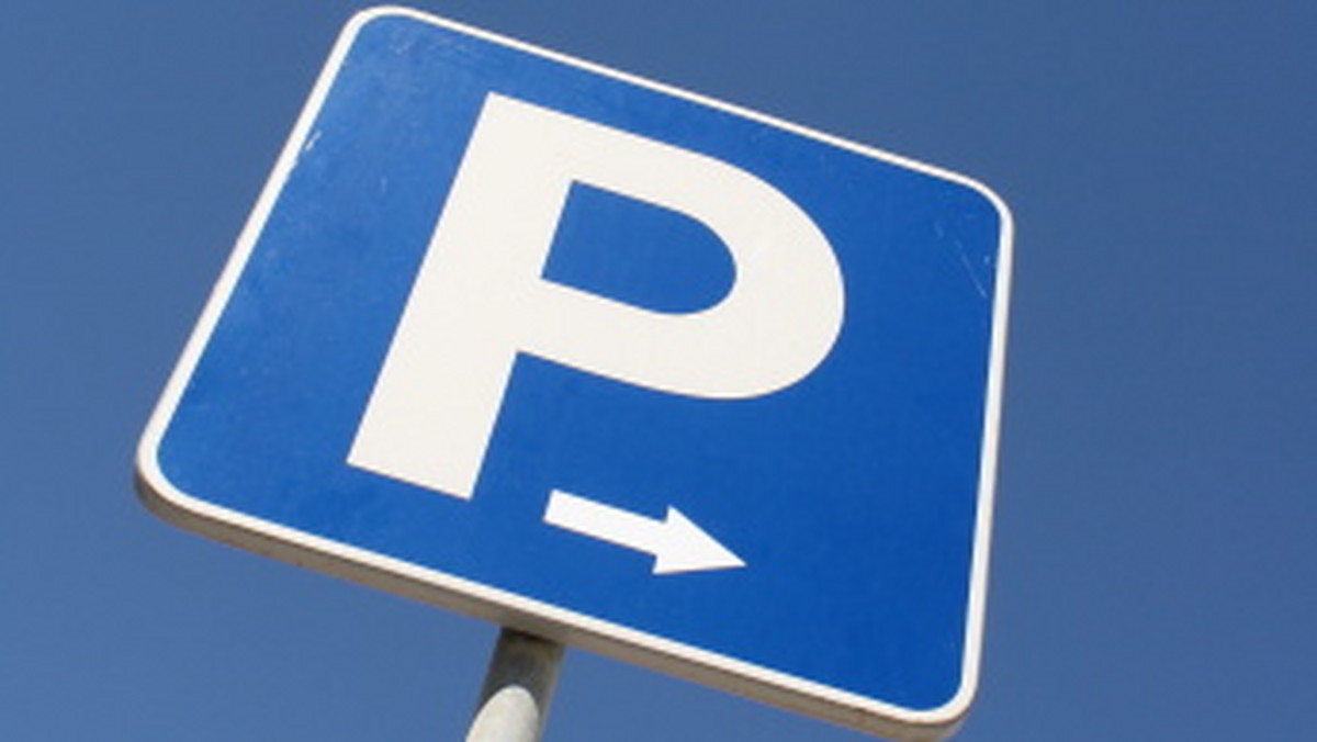 Nowe władze samorządowe Niemodlina wracają do pomysłu utworzenia strefy płatnego parkowania na tamtejszym rynku, informuje Radio Opole. Uchwała wprowadzająca strefę została przegłosowana prawie trzy lata temu. Poprzedniemu burmistrzowi nie udało się jednak znaleźć firmy, która byłaby skłonna zarządzać strefą.