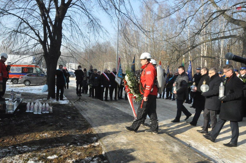 Uroczystości pod pomnikiem w Hali MTK