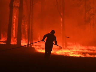 Zmiany klimatyczne są już faktem. Na zdjęciu walka strażaków z pożarami w Australii