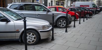 ZIKiT uczy kierowców stawiając w mieście słupki