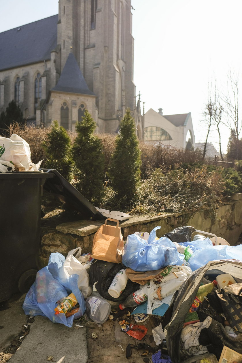 Śmieci są poważnym problemem dla parafian i właścicieli kwiaciarni