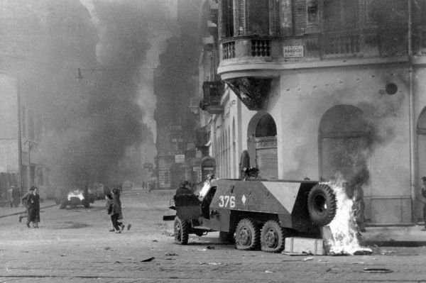 Płonący radziecki transporter opancerzony BTR-152 (fot. Házy Zsolt)