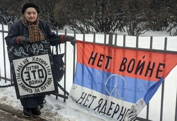 77-latka z transparentem "Putin to wojna" zatrzymana w Petersburgu. Nie była jedyna...