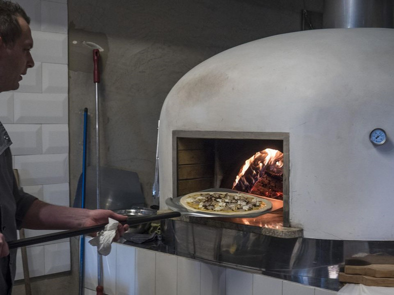 Obok propozycji klasycznych, w menu znajdziemy też, np. pizzę z musem z mango, krewetkami i kolendrą czy pizzę na słodko