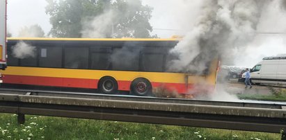 Ogień pod Warszawą. Spłonął autobus komunikacji miejskiej