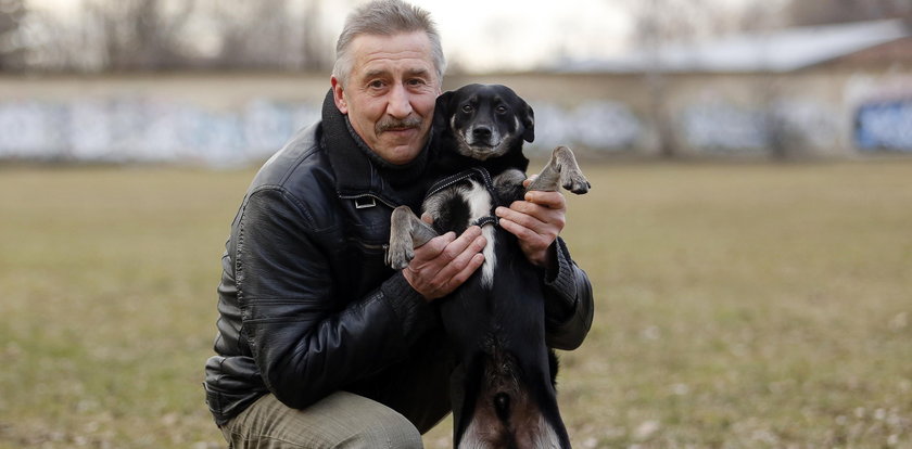 Pies zaprowadził go między garaże. To, co tam znalazł, szokuje...