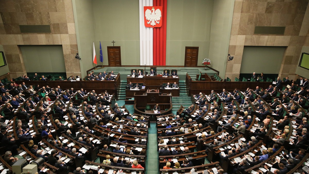 Zniesienie 500 zł opłaty recyklingowej płaconej przy sprowadzaniu samochodu z zagranicy, a w zamian zobowiązanie dealerów samochodowych i właścicieli komisów do zorganizowania sieci zbierania pojazdów wycofanych z eksploatacji - zakłada ustawa uchwalona przez Sejm.