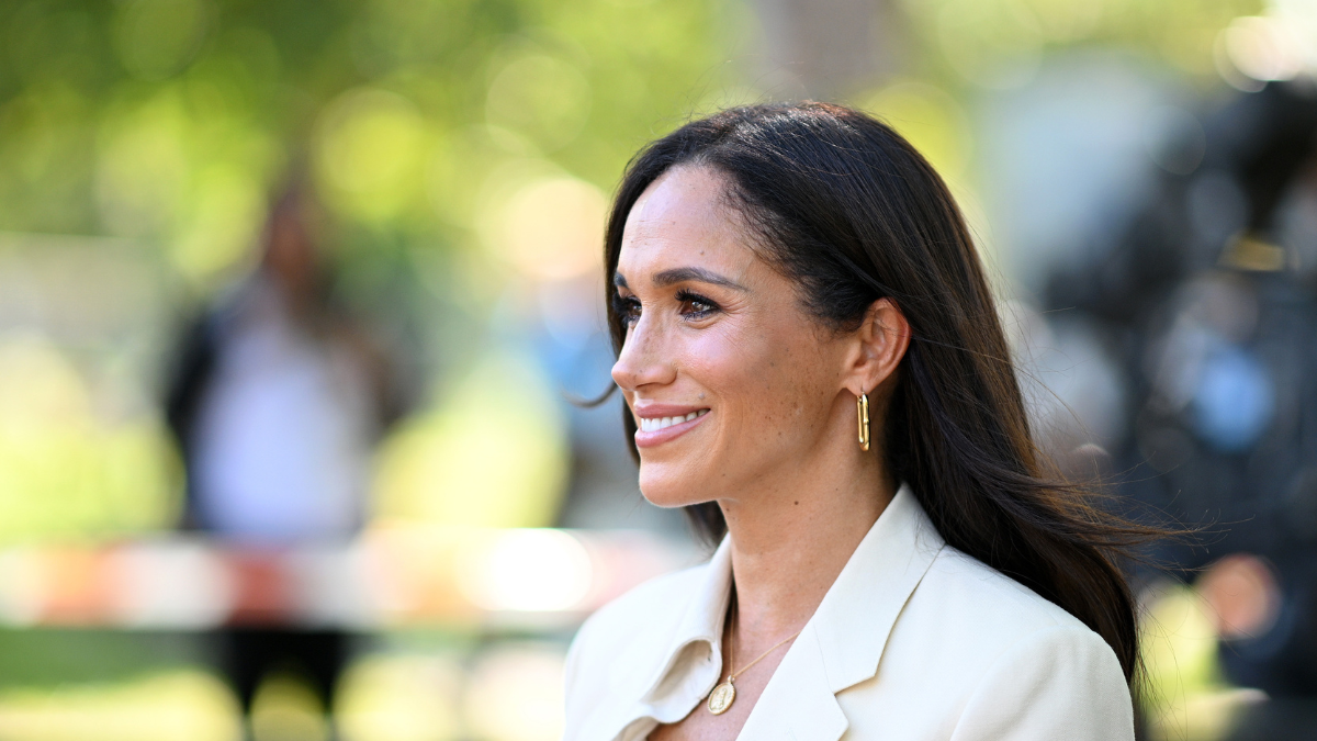 Meghan Markle élete legmerészebb ruhájában, melltartó nélkül tarolt