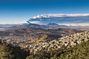 Erupcja wulkanu Cotopaxi,  który leży w Andach, w północnej części Ekwadoru