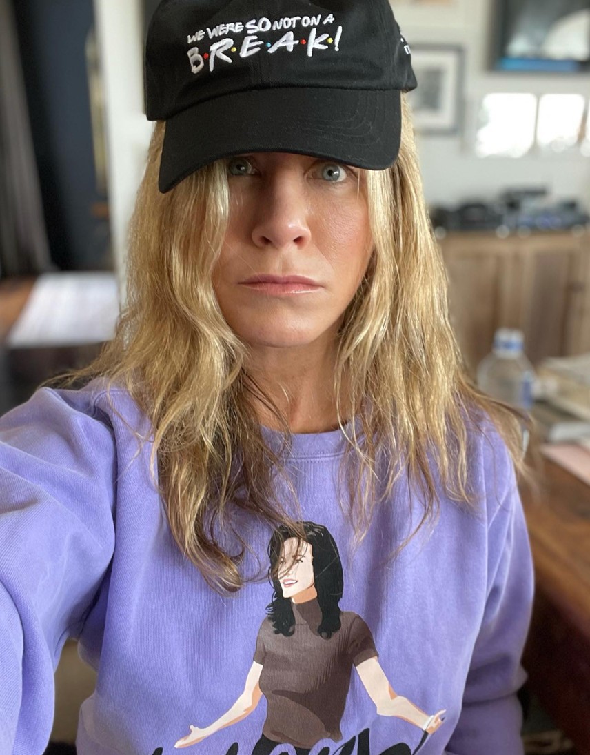 A sminkmentes napok is egyfajta meztelenkedésnek számítanak. Jennifer Aniston pucér arcával bebizonyította, hogy smink nélkül is csodaszép. Nem a smink, hanem az önszeretetből és az öngondoskodásból fakadó ragyogás az, ami igazán számít!