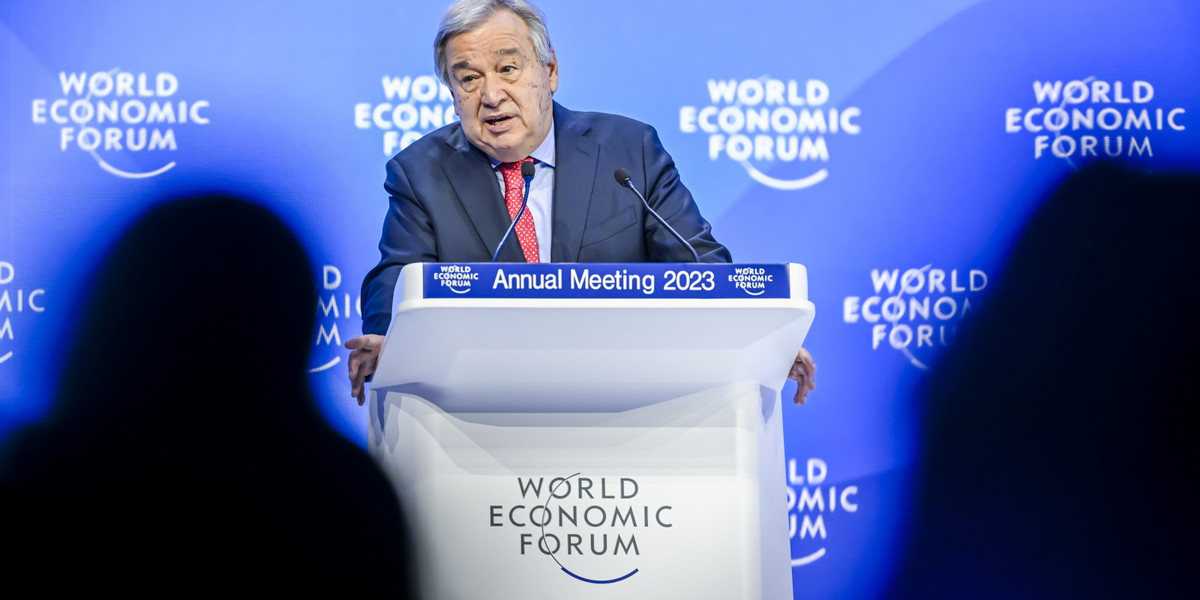 Światowe Forum Ekonomiczne w Davos 2023. Sekretarz Generalny Organizacji Narodów Zjednoczonych Antonio Guterres przemawia podczas 53. dorocznego spotkania w Davos w Szwajcarii, 18 stycznia 2023 r. 