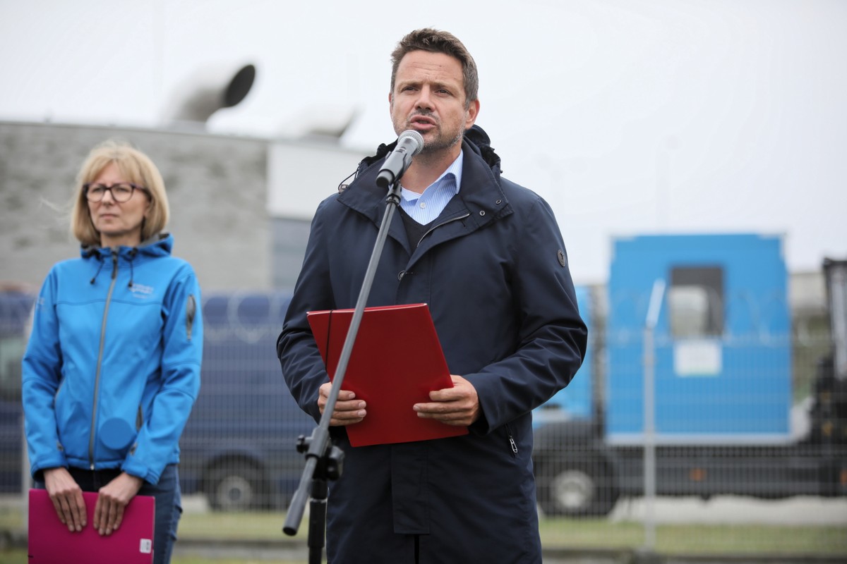 Prezydent Warszawy Rafał Trzaskowski i prezes zarządu stołecznego MPWiK Renata Tomusiak