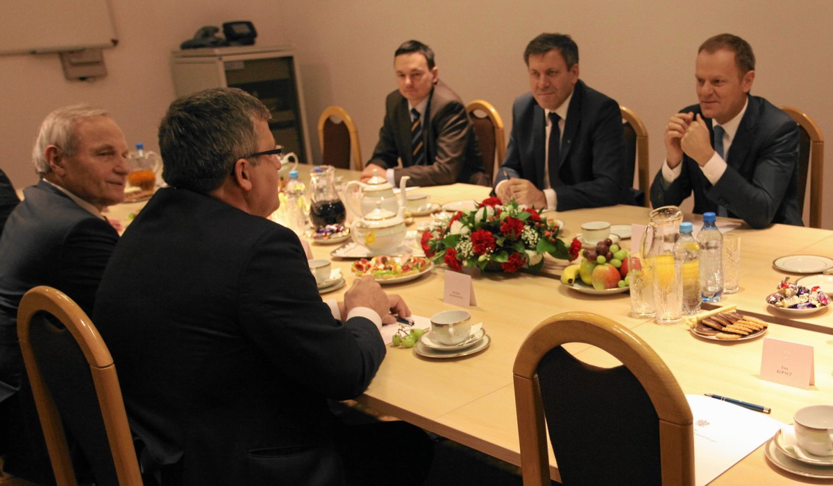 Prezydent Komorowski, premier Tusk oraz ministrowie podczas posiedzenia RBN