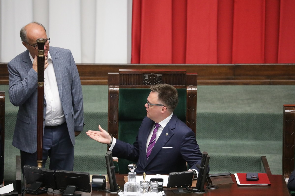 Marszałek Sejmu Szymon Hołownia w Sejmie w Warszawie, Izba niższa parlamentu rozpoczęła dziś czterodniowe posiedzenie, na którym posłowie zajmą się m.in. projektem ustawy o Trybunale Konstytucyjnym, projektem ustawy o uchyleniu ustawy o Państwowej Komisji do spraw badania wpływów rosyjskich na bezpieczeństwo wewnętrzne RP w latach 2007-2022