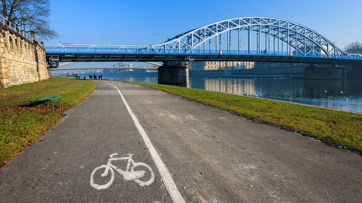 Przy sprzyjającej pogodzie rower jest bardzo przyjemnym sposobem poruszania się i zwiedzania miasta. A Kraków jest na to całkiem nieźle przygotowany. Jak wygląda infrastruktura? Co miasto oferuje rowerzystom?