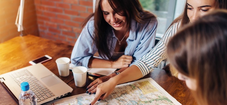 Kto oszczędza, a kto wydaje, czyli jak data urodzin wpływa na sposób podróżowania?