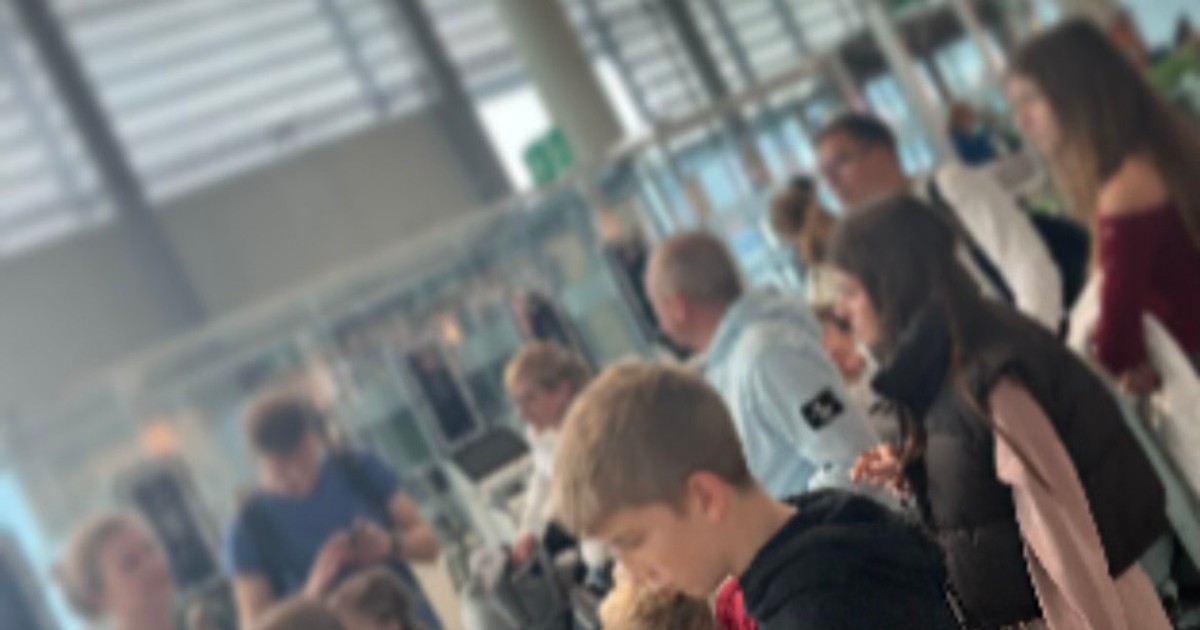 Síró kisgyerekek és kétségbeesett szülők a káosz sújtotta spanyol reptéren: Valenciában hagyta a Ryanair a magyarokat