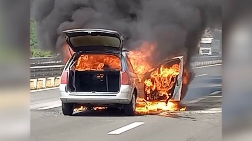 Zapalio se automobil