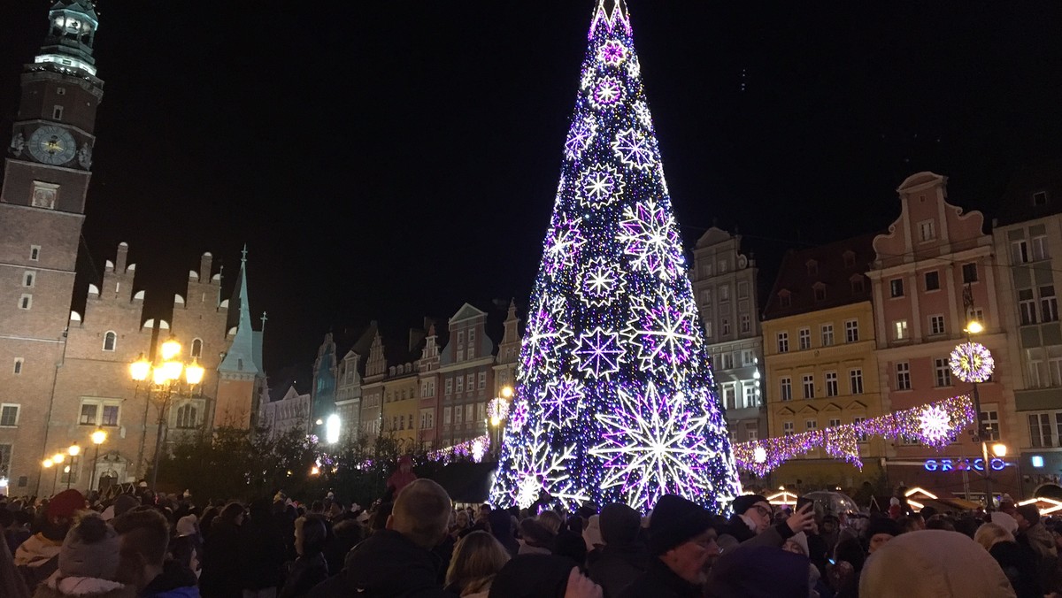 Jeszcze tylko przez kilka dni we Wrocławiu będzie można podziwiać świąteczne dekoracje. W czwartek w całym mieście rozpocznie się demontaż bożenarodzeniowych ozdób. Iluminacje, które znikną, już więcej się nie pojawią. Na kolejny sezon miasto szykuje zupełnie nowy wystrój.