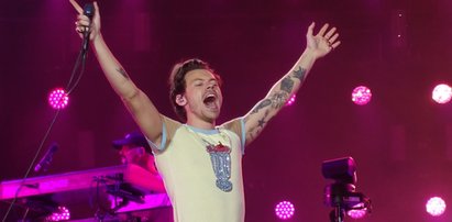 Harry Styles zniesmaczył fanów swoim zachowaniem na scenie. To było po prostu obrzydliwe!