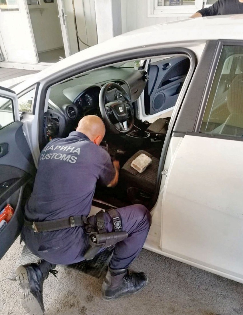 Carinik zaustavio sumnjivi automobil u kom je i pronašao veliku količinu narkotika
