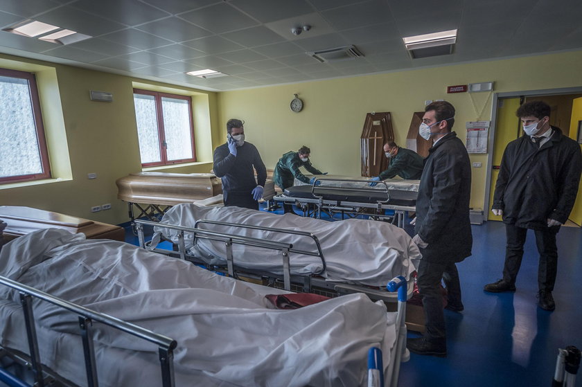 Koronawirus we Włoszech: brakuje miejsca na trumny