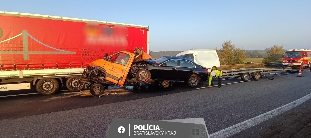Na D2 došlo k dopravnej nehode.