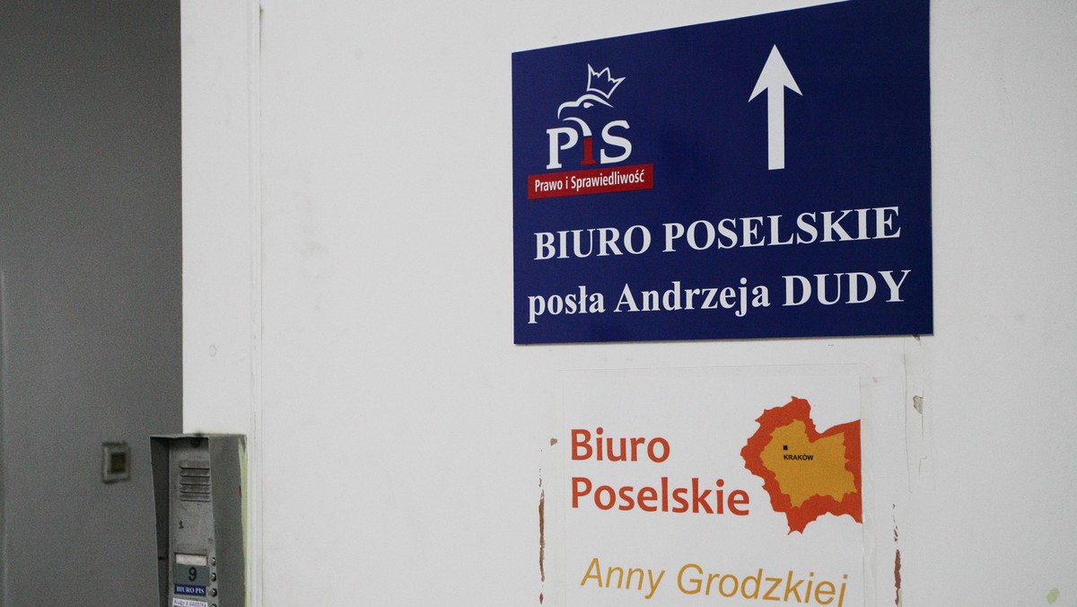 Tęczowa flaga poróżniła posłankę Annę Grodzką (RP) i posła Andrzeja Dudę (PiS), który chciałby usunięcia symbolu z fasady ich wspólnej kamienicy. — Grzecznie prosiłem. Pani poseł odmówiła — mówi Onetowi Duda. A Grodzka argumentuje, że tęczowa flaga to symbol tolerancji, więc jej nie usunie.