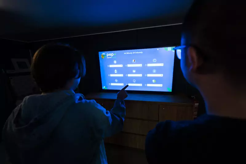 Uczestników wita interaktywny, dotykowy ekran, na którym zapisują odpowiedzi do zagadek