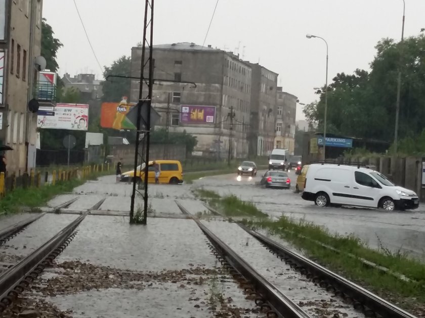 Potężna ulewa przeszła nad Łodzią i sparaliżowała ruch w mieście