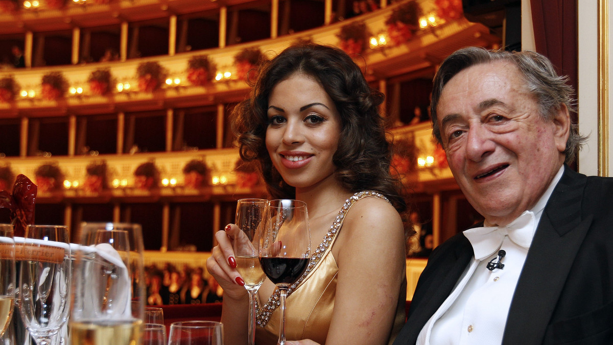 Otoczona przez tłum fotoreporterów Ruby - główna bohaterka skandalu obyczajowego, w jaki uwikłany jest premier Silvio Berlusconi, w czwartek późnym wieczorem wzięła udział jako nadzwyczajny gość w balu w Operze Wiedeńskiej. Zaprosił ją 78-letni austriacki magnat finansowy Richard Lugner. Przeciwnicy obecności dziewczyny skandowali: "opera to nie bunga bungalow".