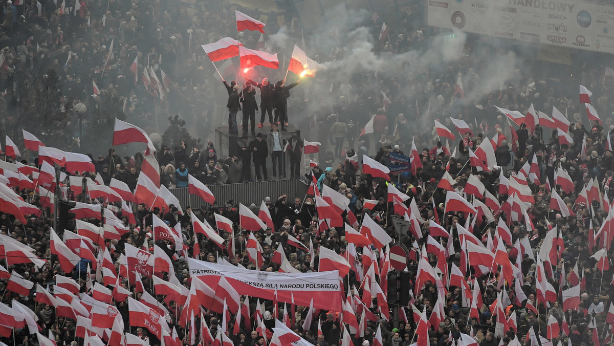 Na czele Biało-Czerwonego Marszu "Dla Ciebie Polsko” młody mężczyzna oświadczył się swojej wybrance. Jako pierwszy narzeczonym pogratulował premier Mateusz Morawiecki.