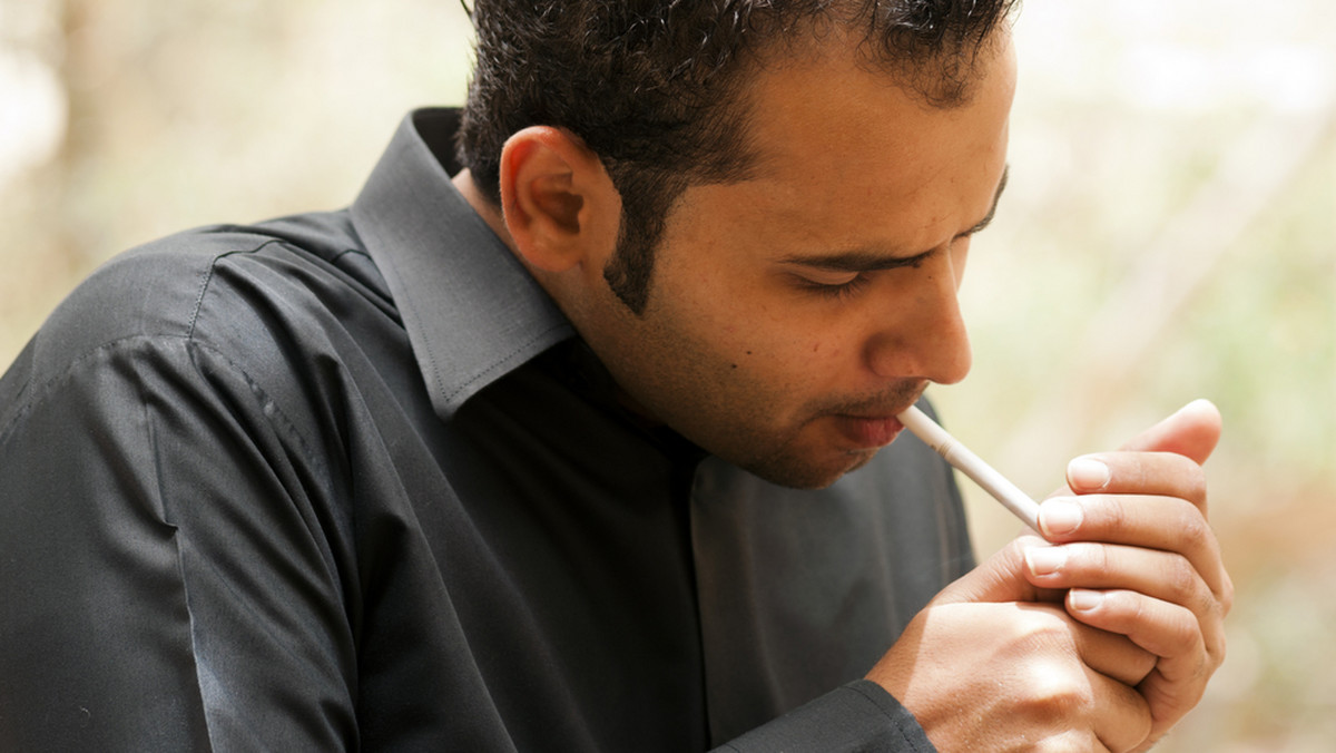 Mężczyźni palący papierosy oraz kawalerowie są bardziej narażeni na zakażenie wirusem brodawczaka ludzkiego (HPV) - wynika z badań opublikowanych w piśmie "Lancet".