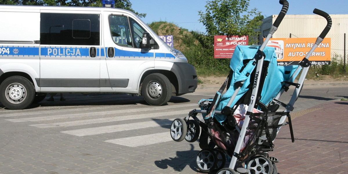 Samochód potrącił wózek z niemowlęciem. Kierowca z zarzutami