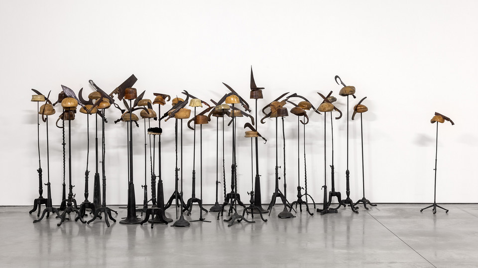 Daniel Spoerri, Pióra do kapelusza (Hutfedern), 2005, instalacja, 39 elementów, courtesy Daniel Spoerri, LEVY Galerie, Hamburg