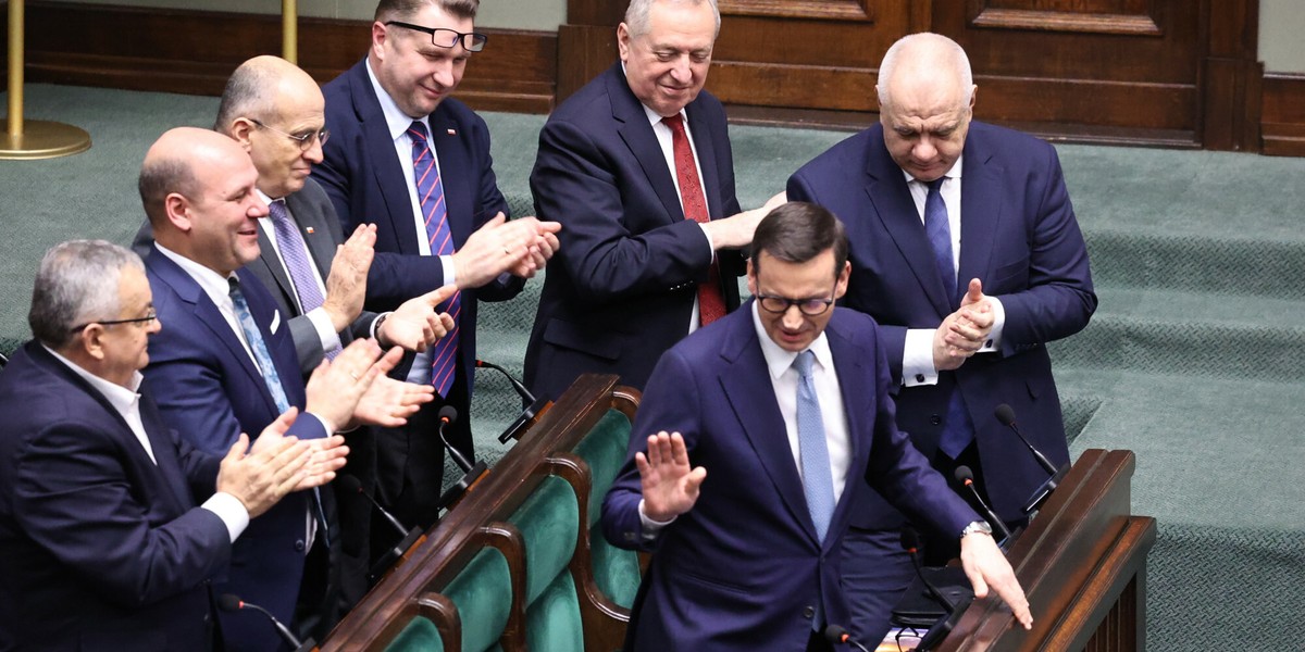 Premier Mateusz Morawiecki w ławach rządowych podczas posiedzenia Sejmu w grudniu 2022 r.