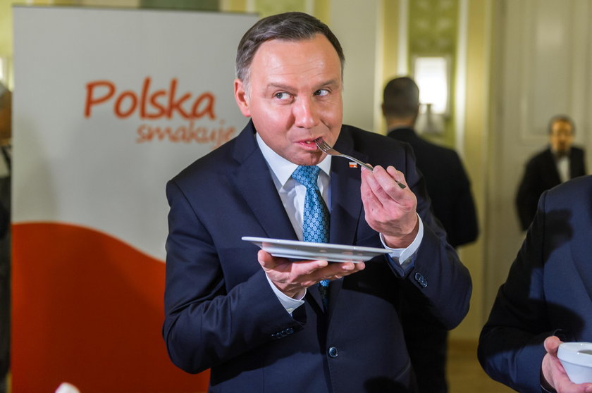 Prezydent Duda pałaszuje mięso w słusznej sprawie