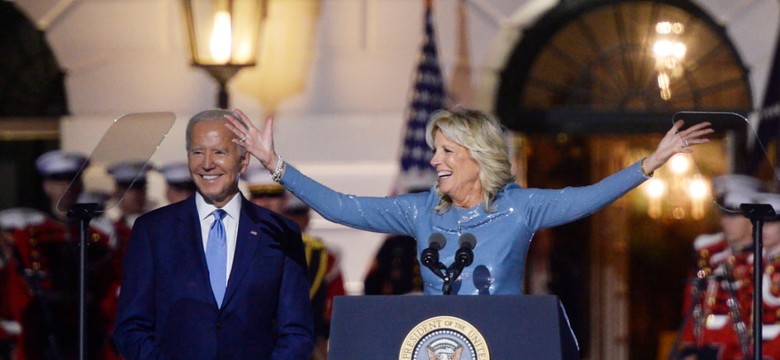 "Po co tak się krzywdzić?" Internauci wyśmiewają syrenią sukienkę Jill Biden. FOTO