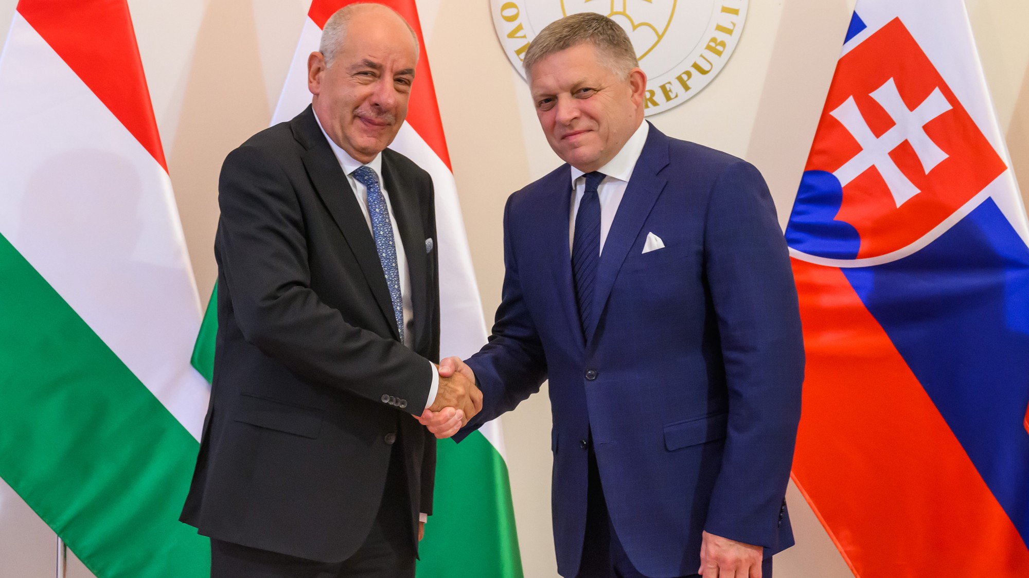 Na snímke sprava predseda vlády SR Robert Fico (Smer-SD) a prezident Maďarska Tamás Sulyok počas spoločného stretnutia na Úrade vlády SR v Bratislave 3. júla 2025.