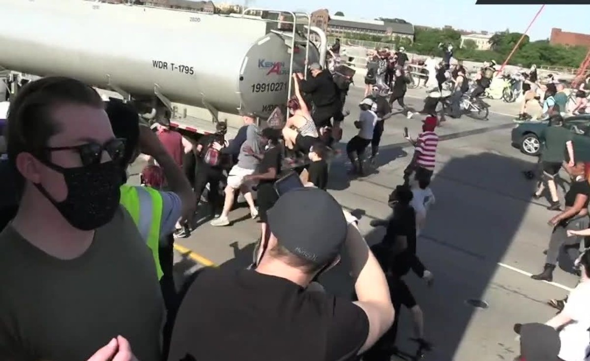 Cysterna wjechała w tłum