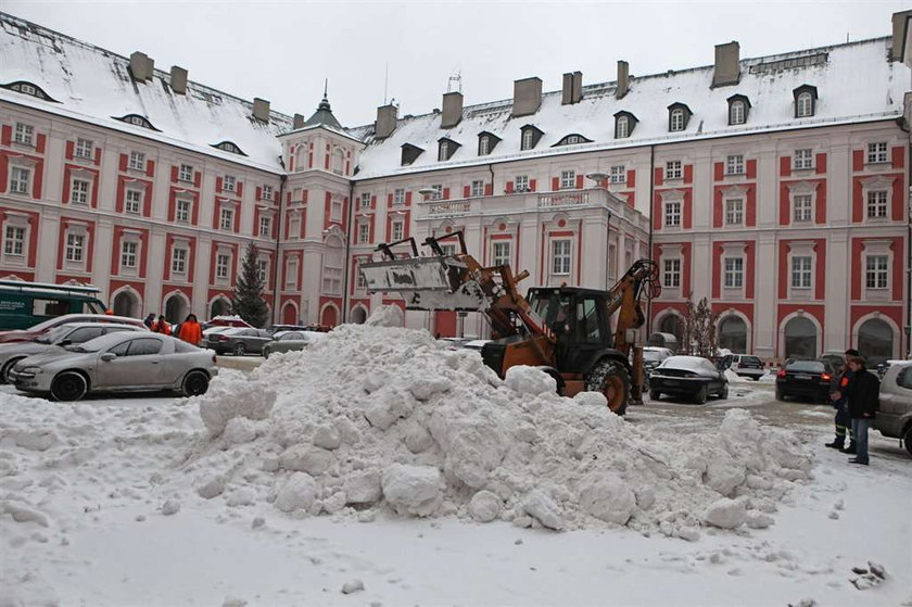 Urzędnicy z magistratu sobie odśnieżyli, a my brniemy w zaspach