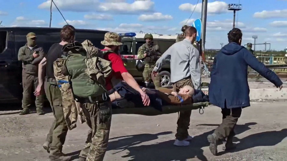 Ewakuacja ukraińskich żołnierzy z kompleksu Azowstal w Mariupolu. Zdjęcie Ministerstwa Obrony Rosji