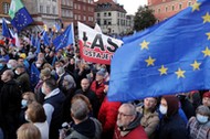 Manifestacja poparcia dla obecności Polski w Unii Europejskiej na pl. Zamkowym w Warszawie