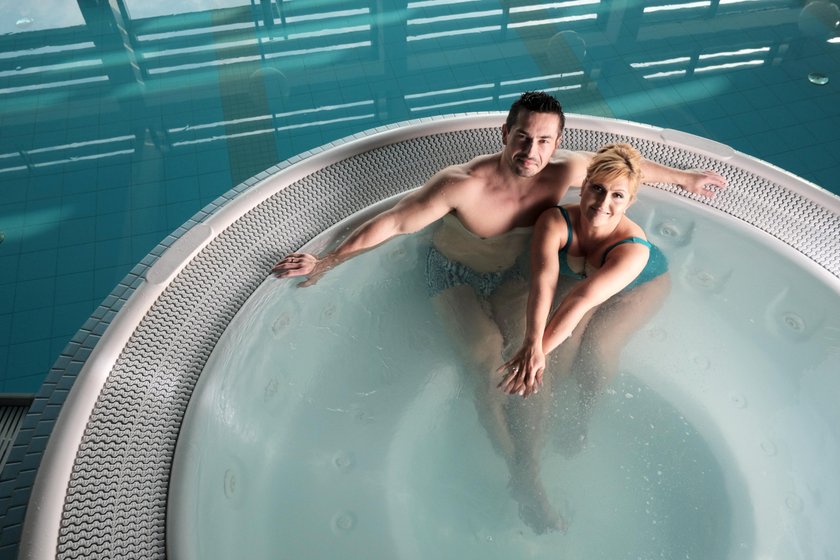 Katarzyna Skrzynecka i Marcin Łopucki w jacuzzi